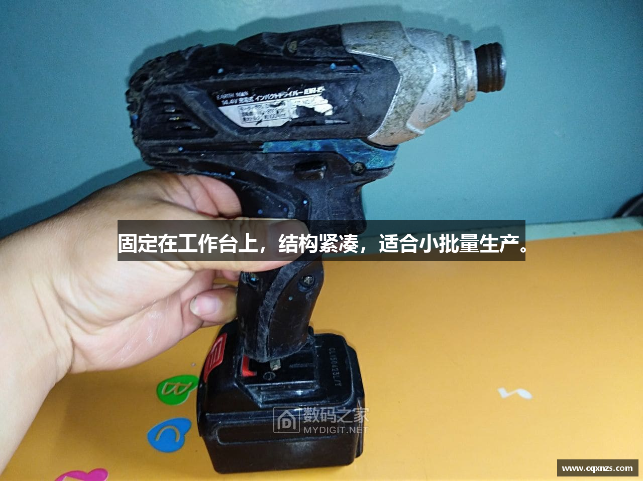 固定在工作台上，结构紧凑，适合小批量生产。